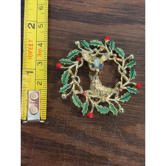 Vintage Gerrys Reindeer Wreath Brooch Pin Enamel Holly & Red Berries Gold-Tone - Picture 2 of 4